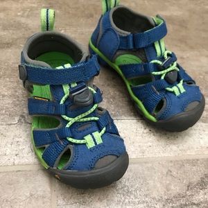 Toddler boy Keens